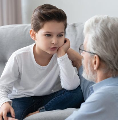 Junge und Großvater
©istockphoto.com – fizkes Junge und Großvater