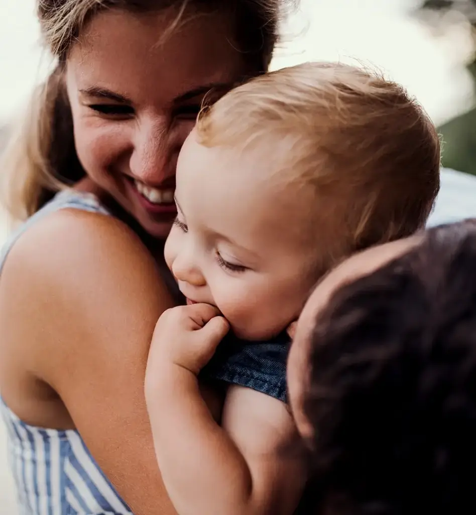 Das Bild zeigt eine Frau, die mit einem Kleinkind kuschelt. Das Bild wird im Bereich "Bonusprogramme" verwendet.