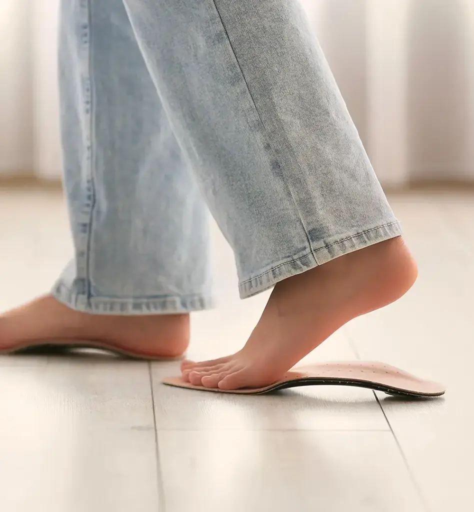 Man sieht eine Nahaufnahme von Füßen, die auf Sohlen stehen. Das Bild wird im Bereich "Einlagen (sensomotorische/propriozeptive)" verwendet.