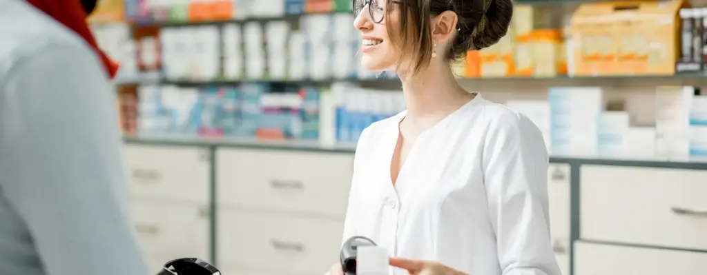 Das Bild zeigt eine Frau, die in der Apotheke arbeitet und ein Medikament einspannt. Das Bild wird im Bereich "Elektronisches Rezept (E-Rezept)" verwendet.