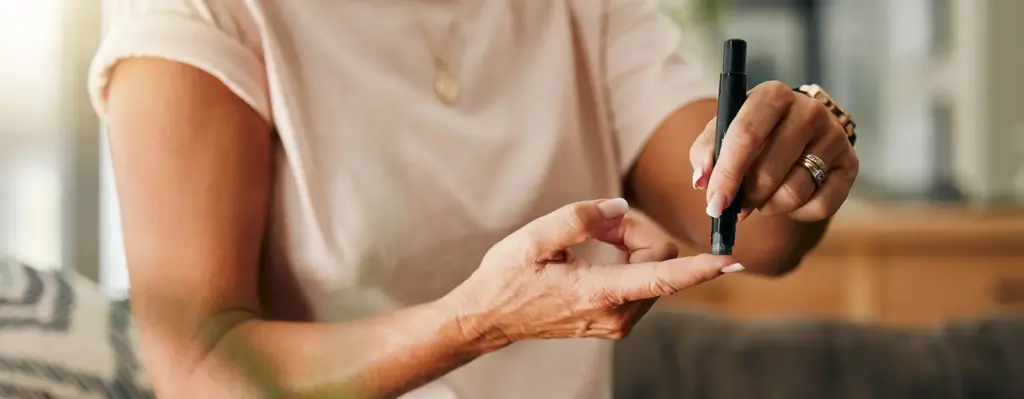 Eine Frau piekst sich mit einem Insulin Pen in den Finger. Das Bild wird im Bereich "Prospektive" verwendet.