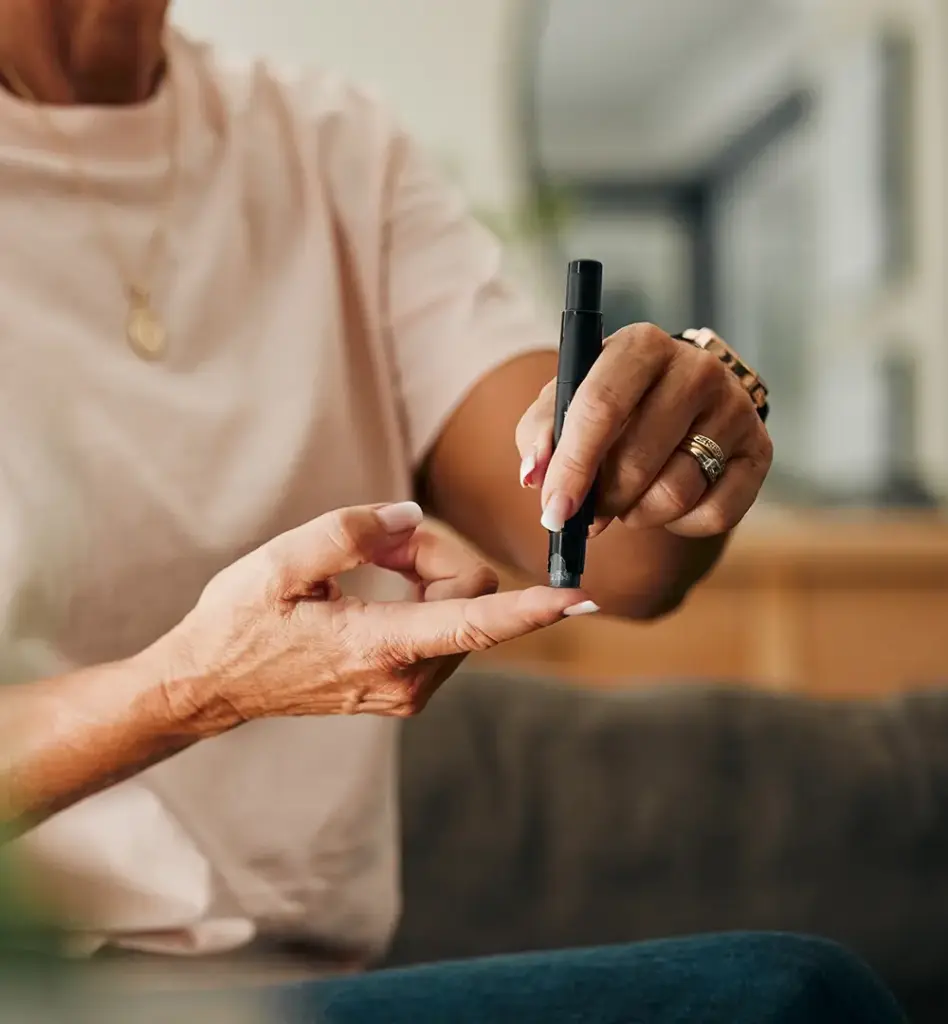 Eine Frau piekst sich mit einem Insulin Pen in den Finger. Das Bild wird im Bereich "Prospektive" verwendet.