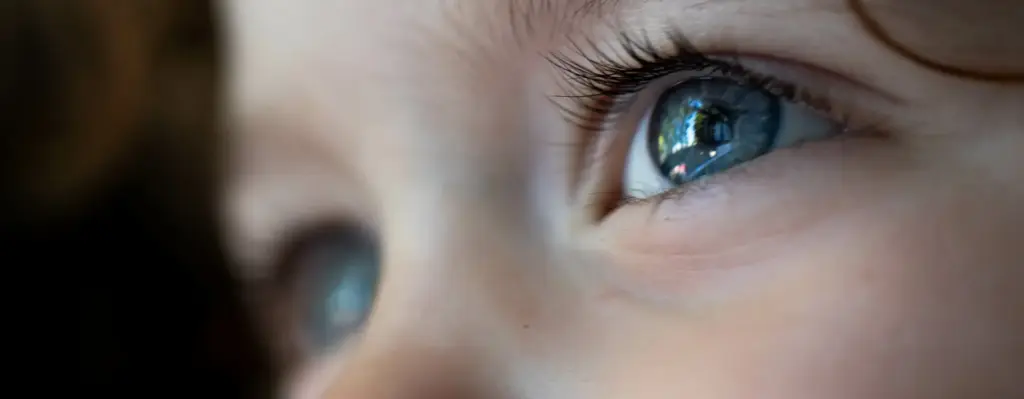 Auf dem Bild sind blaue Kinderaugen zu sehen, die in die Ferne blicken. Das Bild wird im Bereich "Spielend besser sehen! – Online Therapie bei Amblyopie" verwendet.