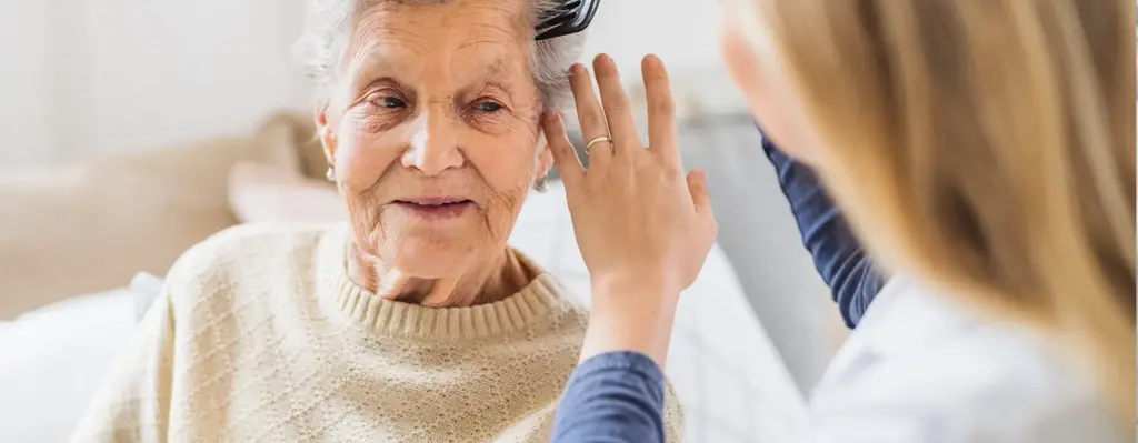 Das Bild zeigt eine ältere Frau, die von einer jüngeren Frau gekämmt wird. Das Bild wird im Bereich "Vollstationäre Pflege" verwendet.