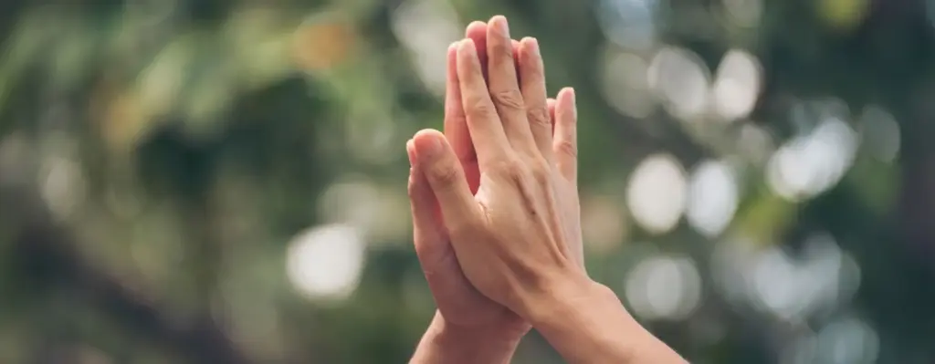 Zwei Hände berühren sich und geben ein High Five.