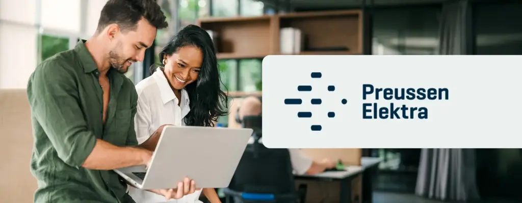 Das Bild zeigt eine Arbeitssituation zwischen einem Mann und einer Frau, die gemeinsam auf einen Laptop gucken. Rechts ist das Logo von Preussen Elektra zu sehen.