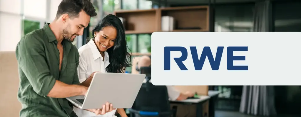 Das Bild zeigt eine Arbeitssituation zwischen einem Mann und einer Frau, die gemeinsam auf einen Laptop gucken. Rechts ist das Logo von RWE zu sehen.