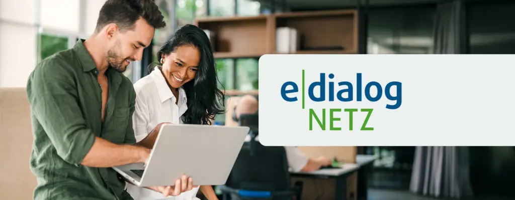 Das Bild zeigt eine Arbeitssituation zwischen einem Mann und einer Frau, die gemeinsam auf einen Laptop gucken. Rechts ist das Logo von e-dialog Netz zu sehen.