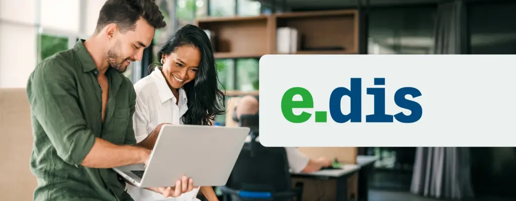 Das Bild zeigt eine Arbeitssituation zwischen einem Mann und einer Frau, die gemeinsam auf einen Laptop gucken. Rechts ist das Logo von e.dis zu sehen.