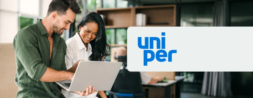 Das Bild zeigt eine Arbeitssituation zwischen einem Mann und einer Frau, die gemeinsam auf einen Laptop gucken. Rechts ist das Logo von Uniper zu sehen.