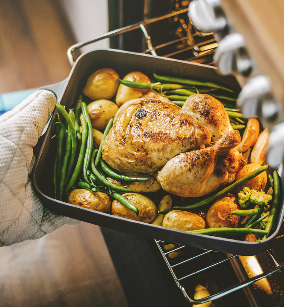 Zu sehen ist eine Auflaufform gefüllt mit eine Hähnchen und Gemüse