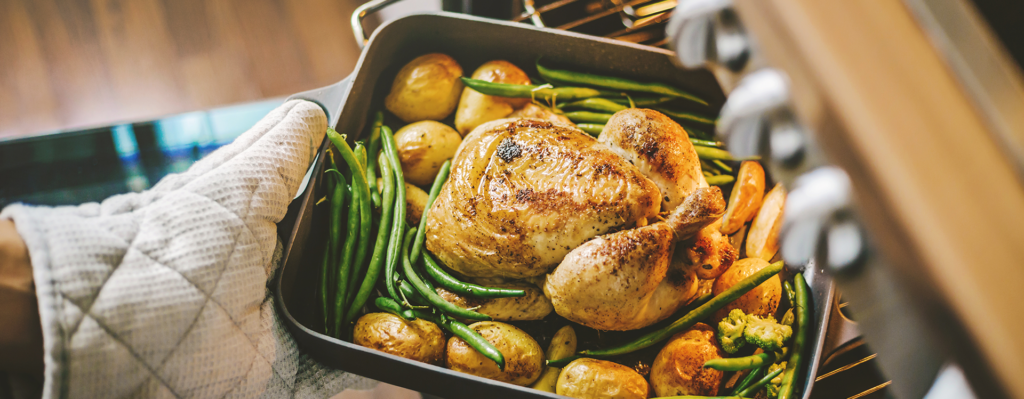 Zu sehen ist eine Auflaufform gefüllt mit eine Hähnchen und Gemüse