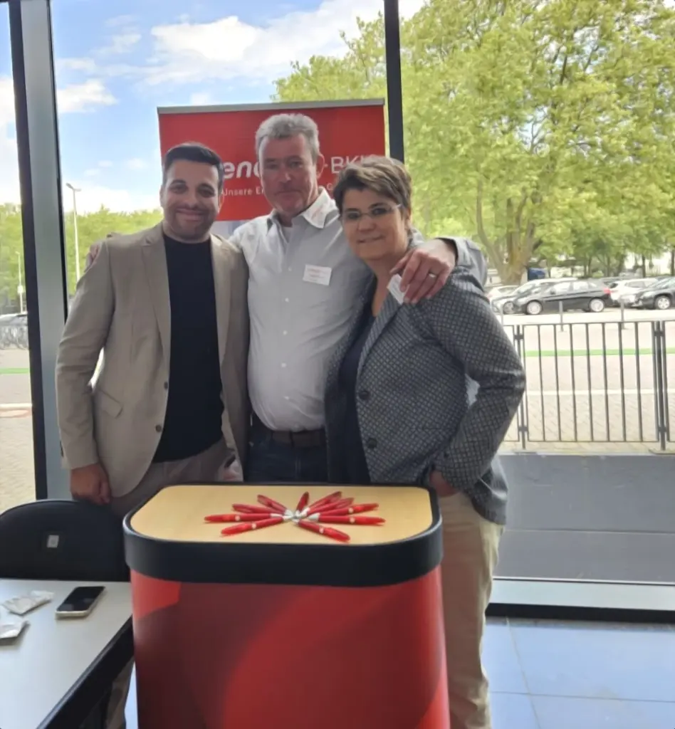 Auf dem Bild sind drei Mitarbeiter der Abteilung Vertrieb der energie-BKK zu sehen