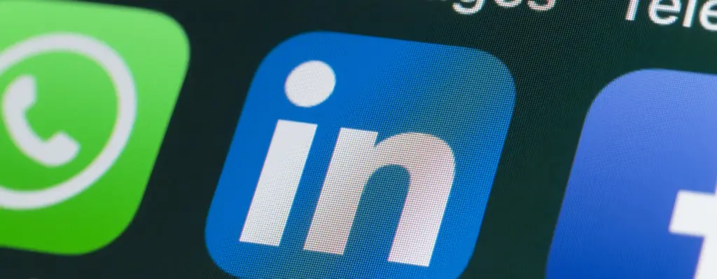 Auf dem Bild ist das Logo von LinkedIn zu sehen