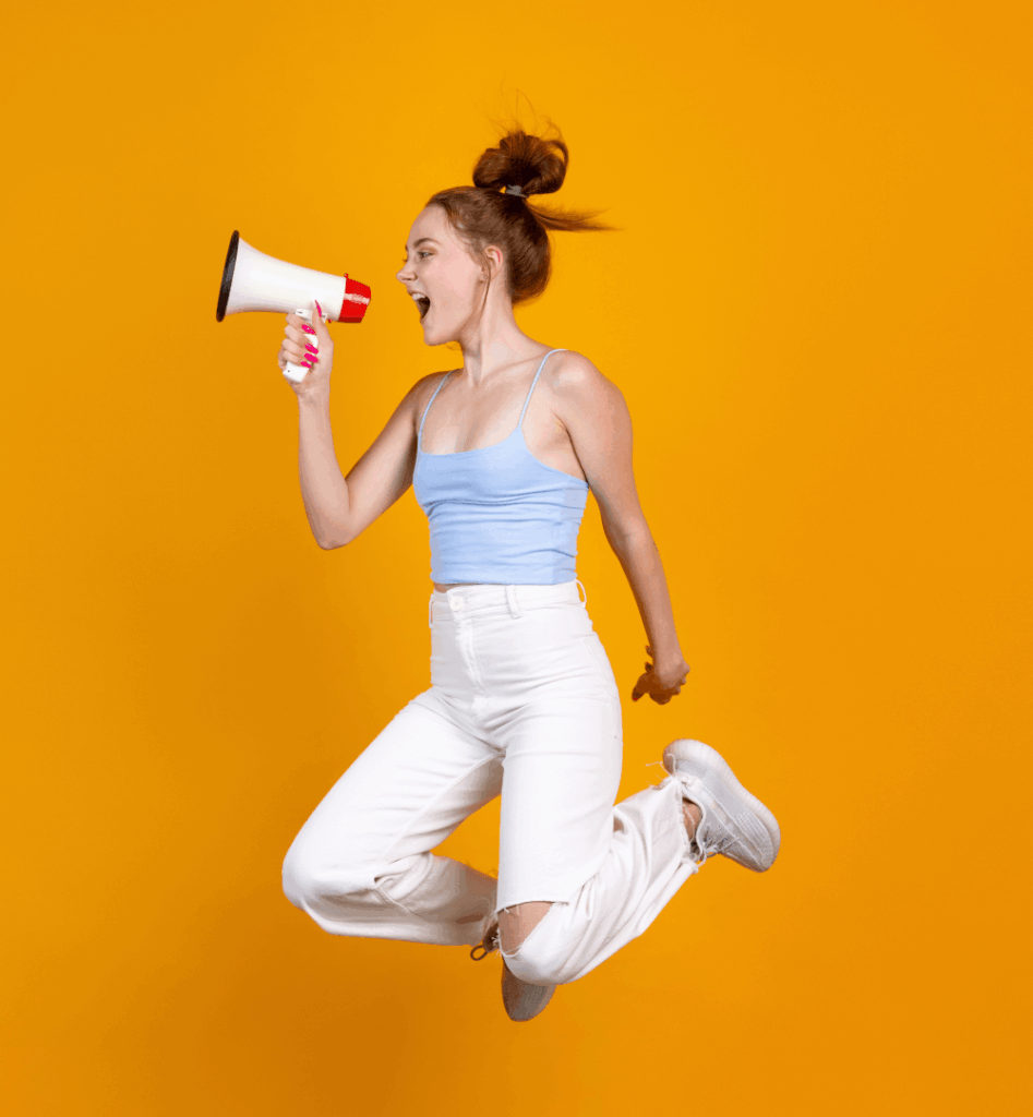 Hochspringende Frau spricht in Megaphon