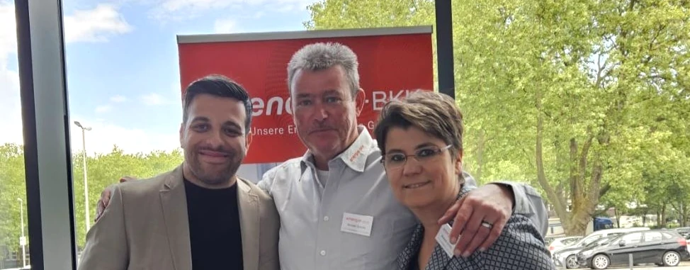 Auf dem Bild sind drei Mitarbeiter der Abteilung Vertrieb der energie-BKK zu sehen