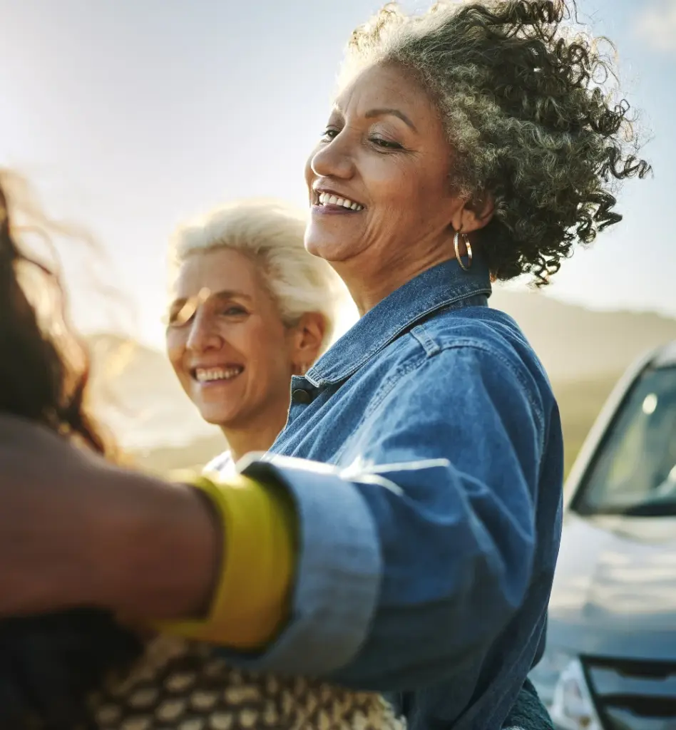 Zwei Frauen lachen und gehen spazieren