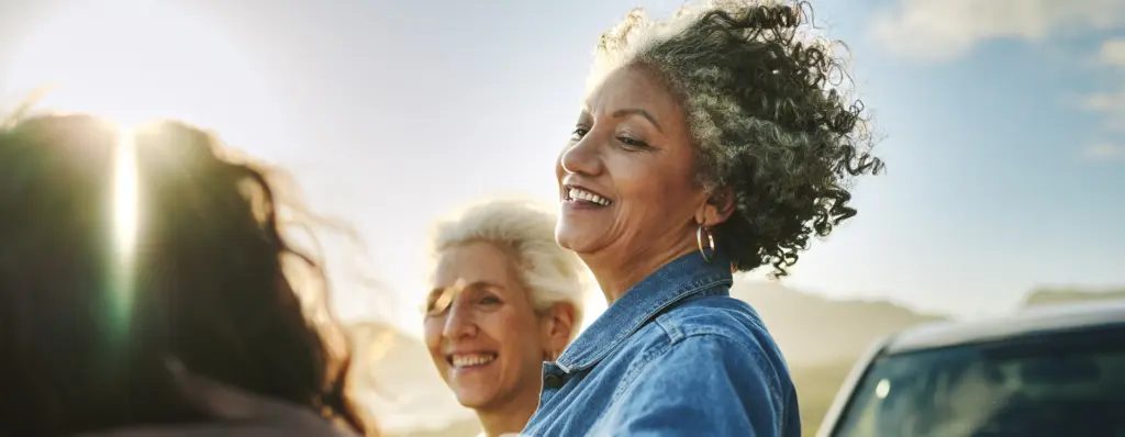Zwei Frauen lachen und gehen spazieren