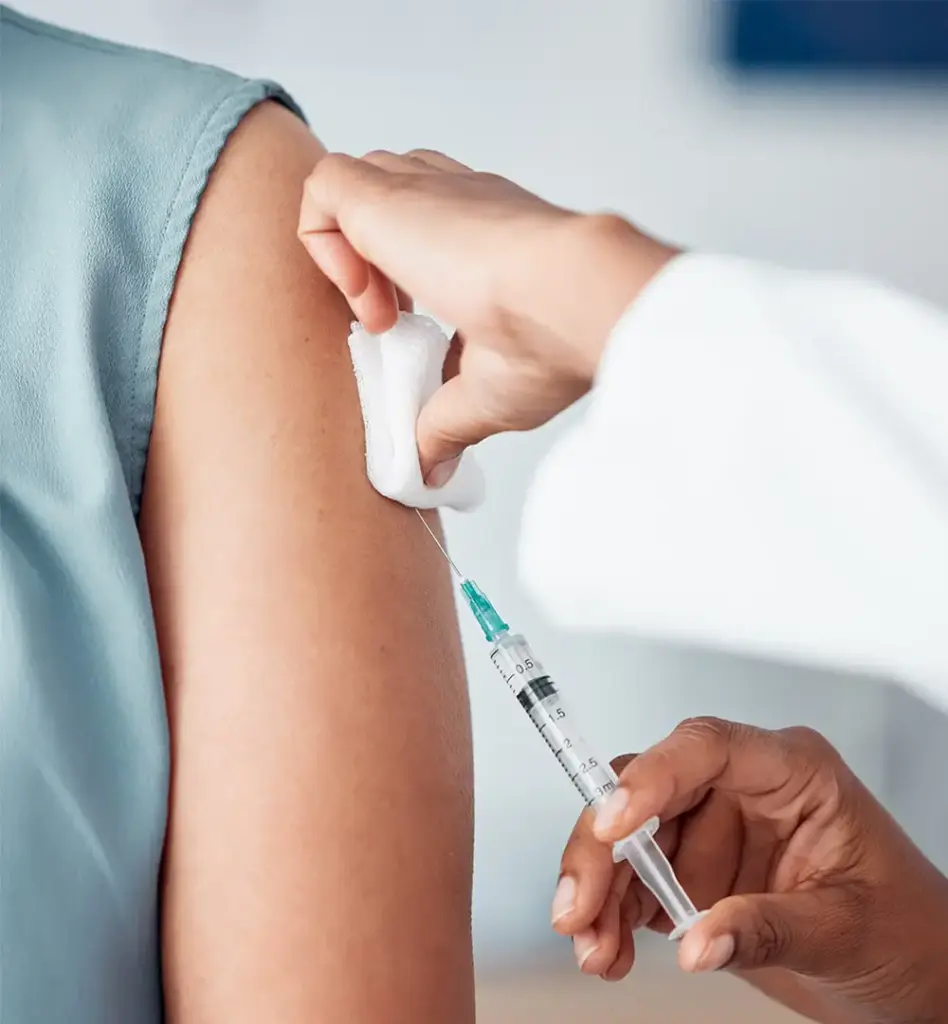 Frau bekommt eine Impfung