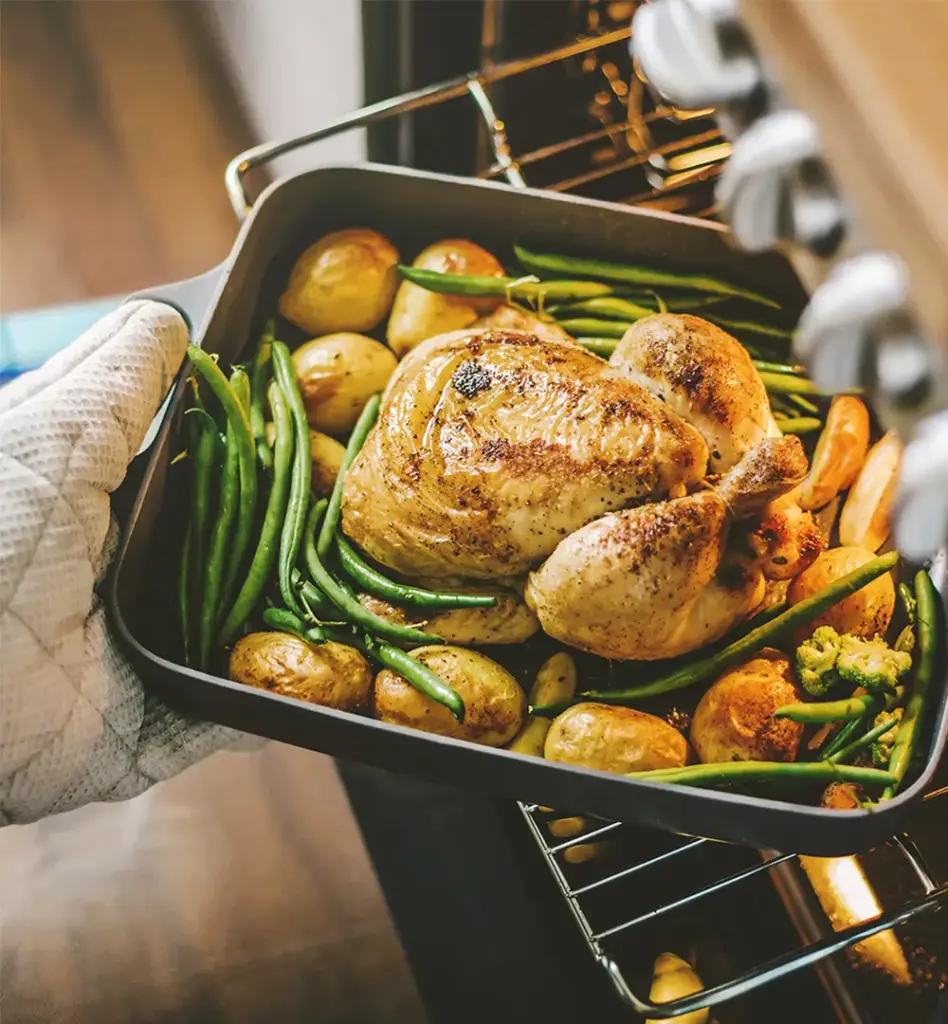 Zu sehen ist eine Auflaufform gefüllt mit eine Hähnchen und Gemüse