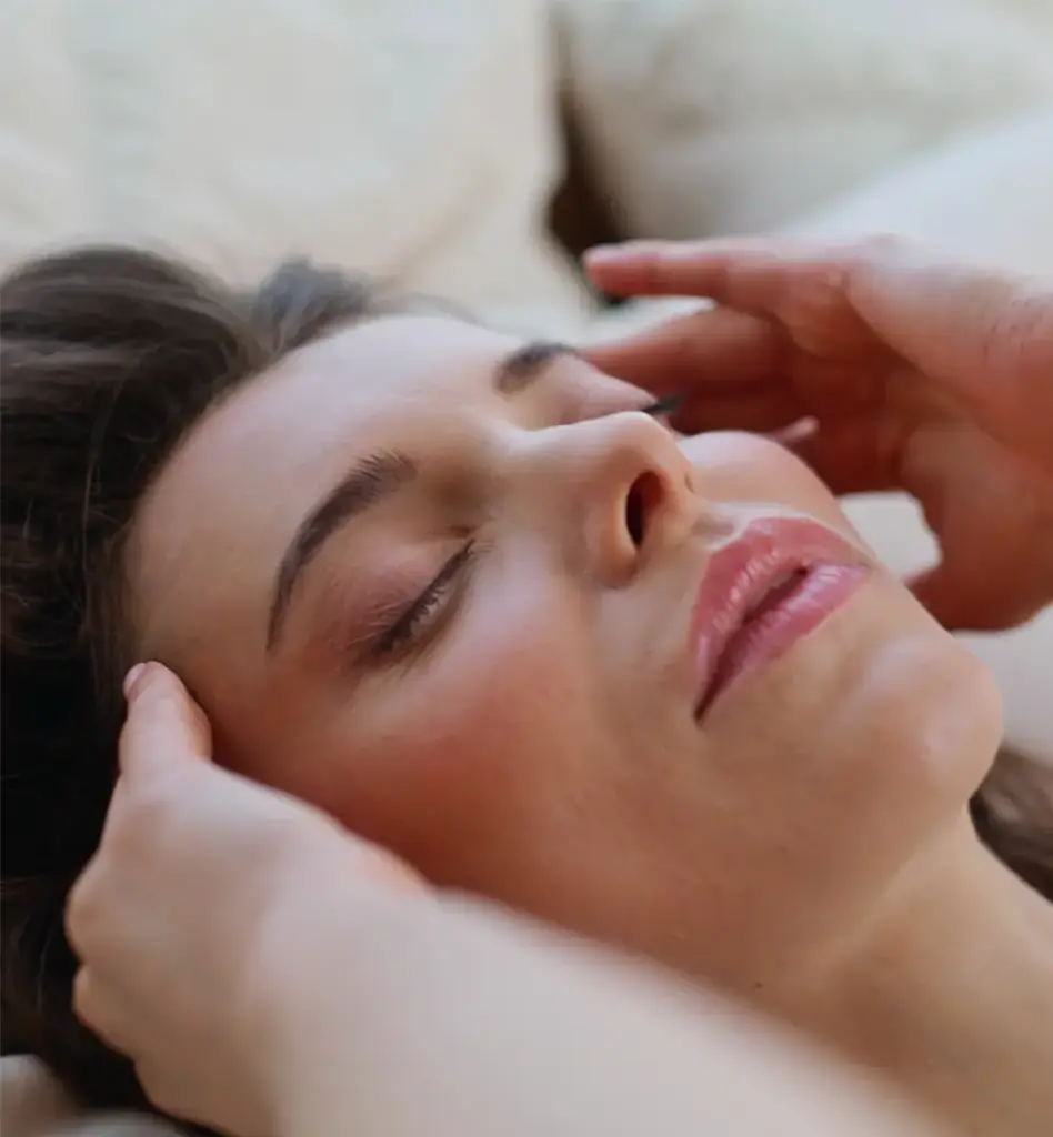 Zu sehen ist eine Frau mit Kopfschmerzen