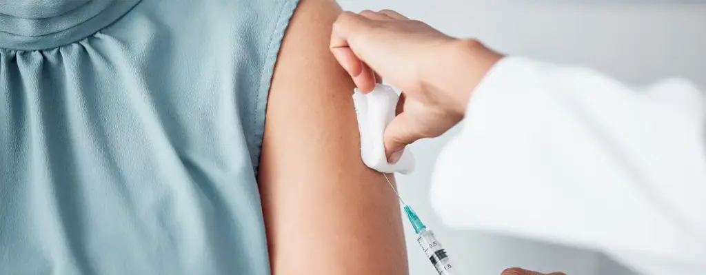 Frau bekommt eine Impfung