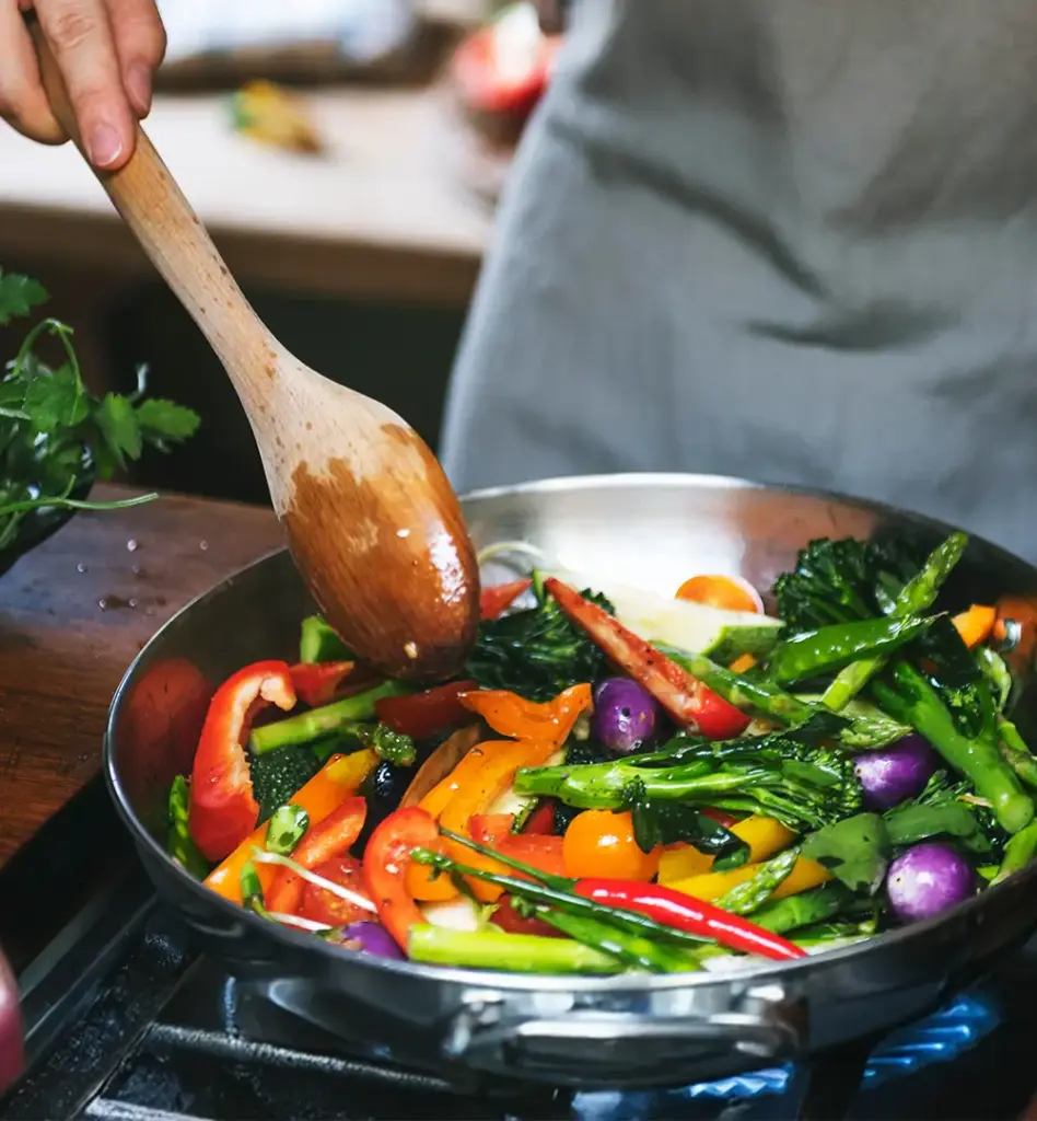 In einer Pfanne wird buntes Gemüse angebraten