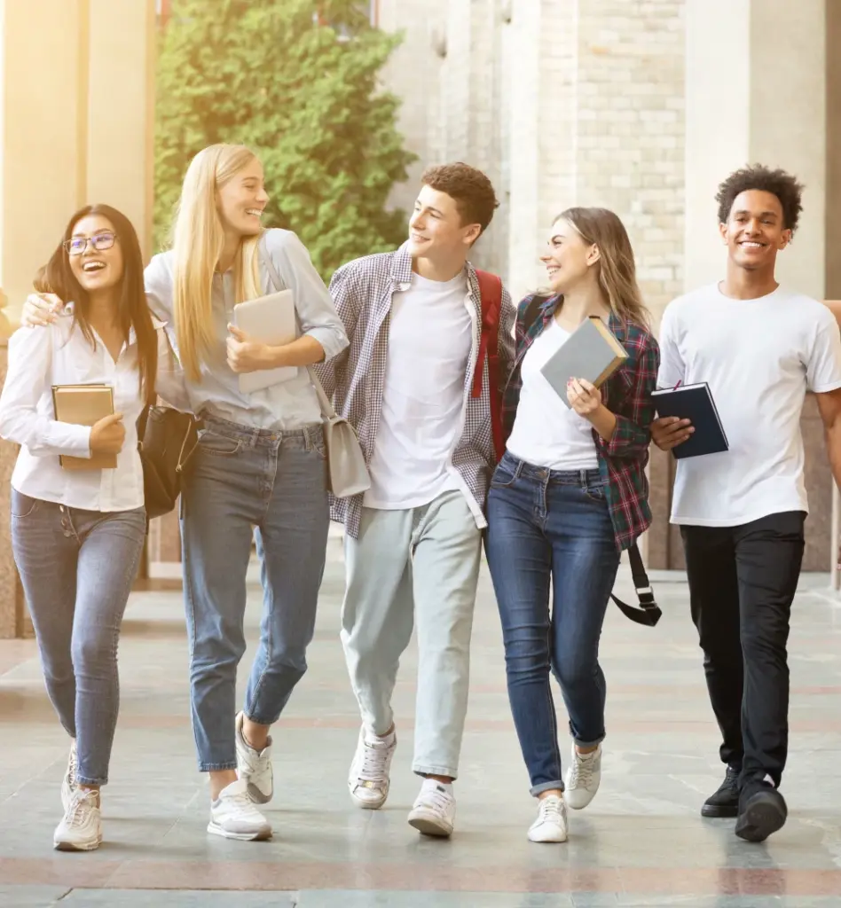 Eine Gruppe junger Auszubildenden läuft lachend über den Schulflur