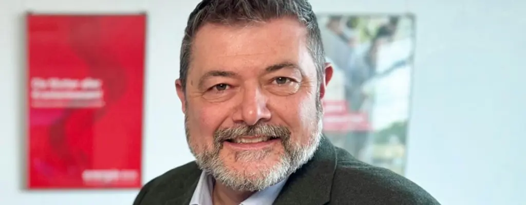 Auf dem Bild sieht man Torsten Dette, Vorstand der energie-BKK am Schreibtisch sitzend