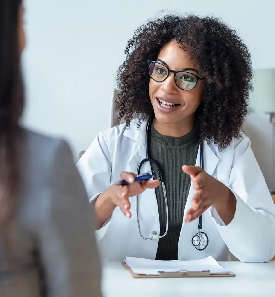 Auf dem Bild erklärt eine Ärztin der Patientin ihre Blutwerte