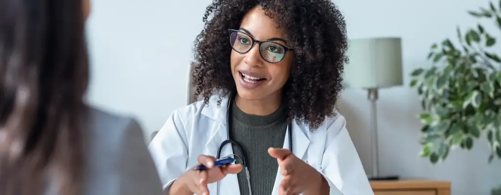 Auf dem Bild erklärt eine Ärztin der Patientin ihre Blutwerte