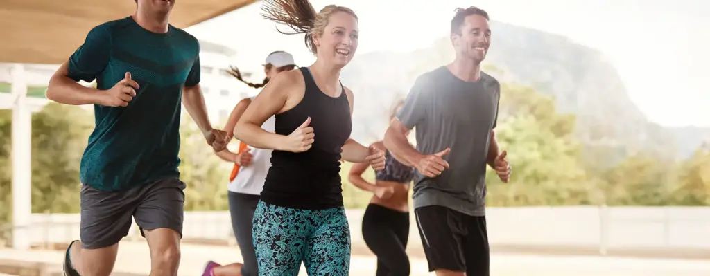 Eine Gruppe junger Jogger läuft in der Mittagshitze