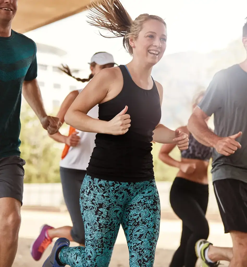 Eine Gruppe junger Jogger läuft in der Mittagshitze