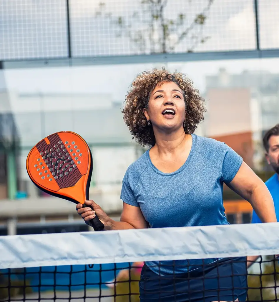 Eine Frau spielt Paddel-Tennis