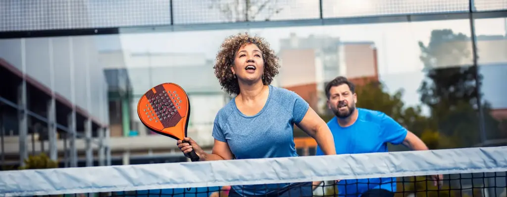 Eine Frau spielt Paddel-Tennis